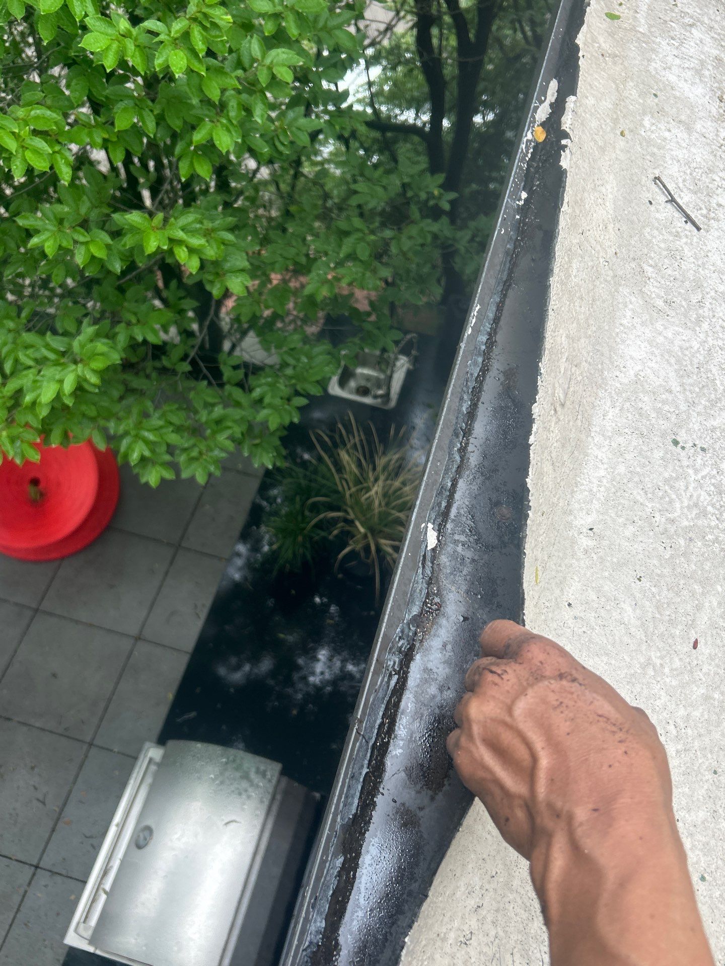 Why is water getting into my roof if the only issue is that the metal edge flashing along the roof perimeter (gravel stop) is damaged?
